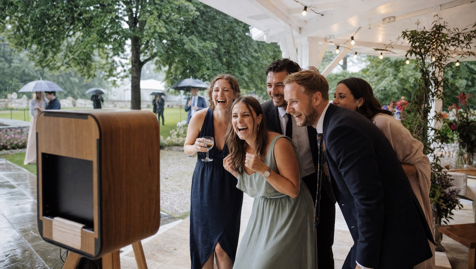 Fotobox bei Regen: So bleibt der Photobooth trocken und die Party läuft weiter