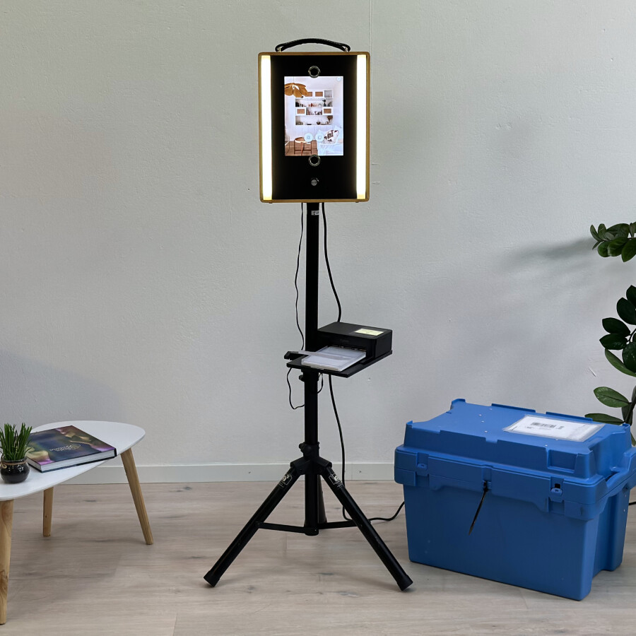 Receive your PhotoBooth ‘Classic Black’ directly at home, delivered the day before your event. Enjoy your experience to the full, then return it easily to the Post Office the day after your event or on the next working day. Simple, convenient and hassle-free. 